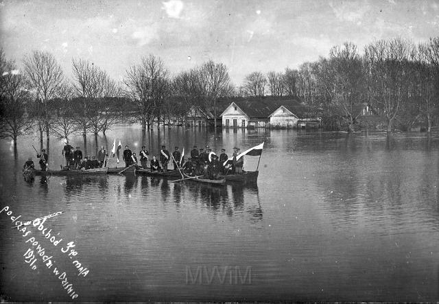 KKE 2503.jpg - Obchód 3-go maja podczas powodzi w Dzisnie, 1931 r.